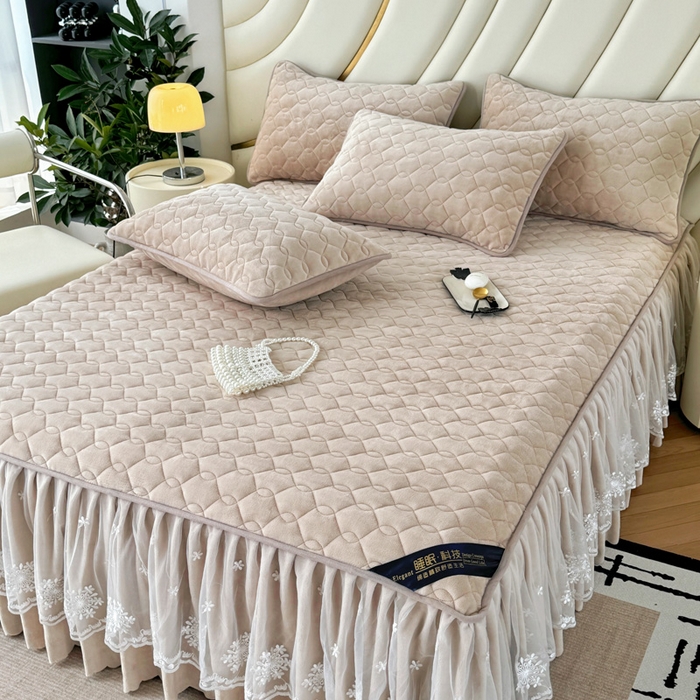 91家纺网 家纺一手货源 找家纺 品乐家纺 2024新款简约牛奶绒夹棉保暖床裙 驼色