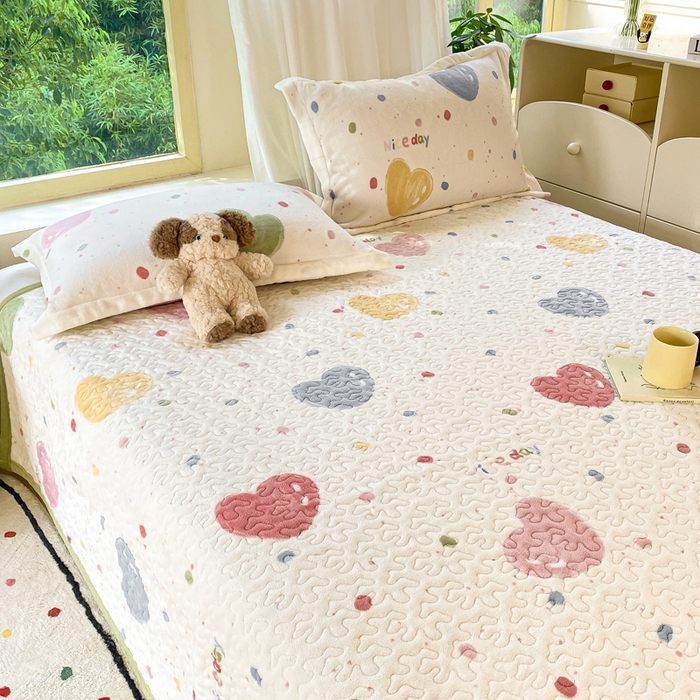 91家纺网 家纺一手货源 找家纺 赫梵茜 2024新款高克重安抚豆豆被套牛奶绒夹棉床盖四件套 七彩爱心