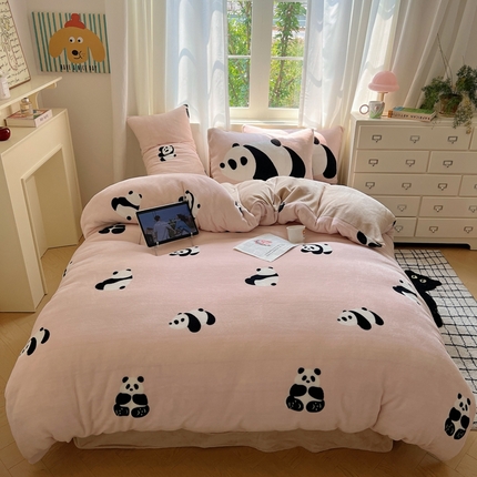 91家纺网 家纺一手货源 找家纺 桃喜 2024新秋冬新品卡通混搭牛奶绒系列四件套 粉红小熊猫