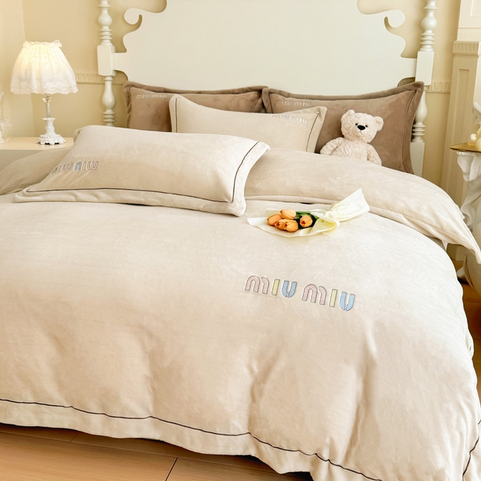 91家纺网 家纺一手货源 找家纺 宜家坊 2024新款高克重9斤婴儿绒轻奢刺绣织带四件套 米驼色