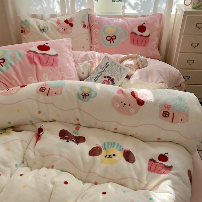 91家纺网 家纺一手货源 找家纺 桃喜 2024新秋冬新品卡通混搭牛奶绒系列四件套 波点动物园（牛奶绒）