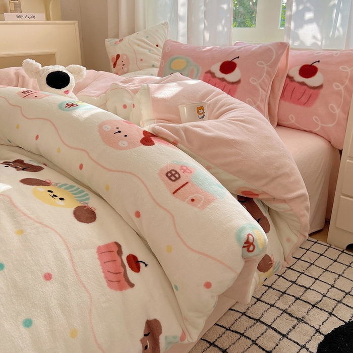 91家纺网 家纺一手货源 找家纺 桃喜 2024新秋冬新品卡通混搭牛奶绒系列四件套 波点动物园（牛奶绒）