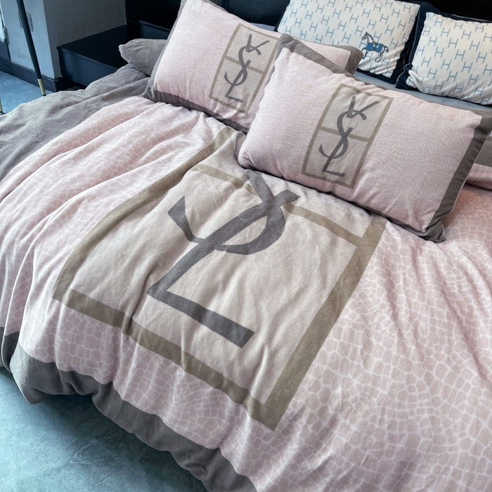 91家纺网 家纺一手货源 找家纺 2024新款大版数码印花四件套高克重双面加厚牛奶绒四件套 豹纹香水