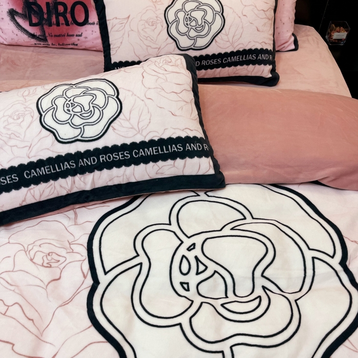 91家纺网 家纺一手货源 找家纺 2024新款大版数码印花四件套高克重双面加厚牛奶绒四件套 山茶粉