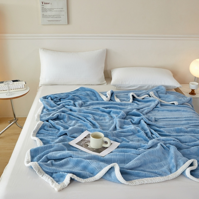 91家纺网 家纺一手货源 找家纺 可思家纺 2024新款纯色仿兔绒泡泡绒毛毯家用四级毯午睡毯 条纹人生海洋蓝