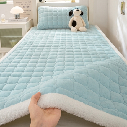 91家纺网 家纺一手货源 找家纺 家喜爱 2024新款学生牛奶绒直角床褥 天空蓝