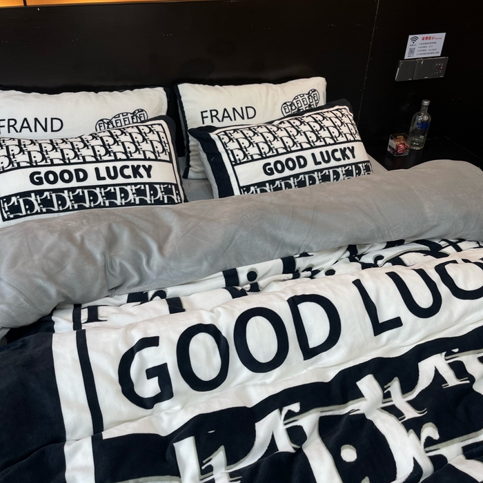 91家纺网 家纺一手货源 找家纺 2024新款大版数码印花四件套高克重双面加厚牛奶绒四件套 黑白迪