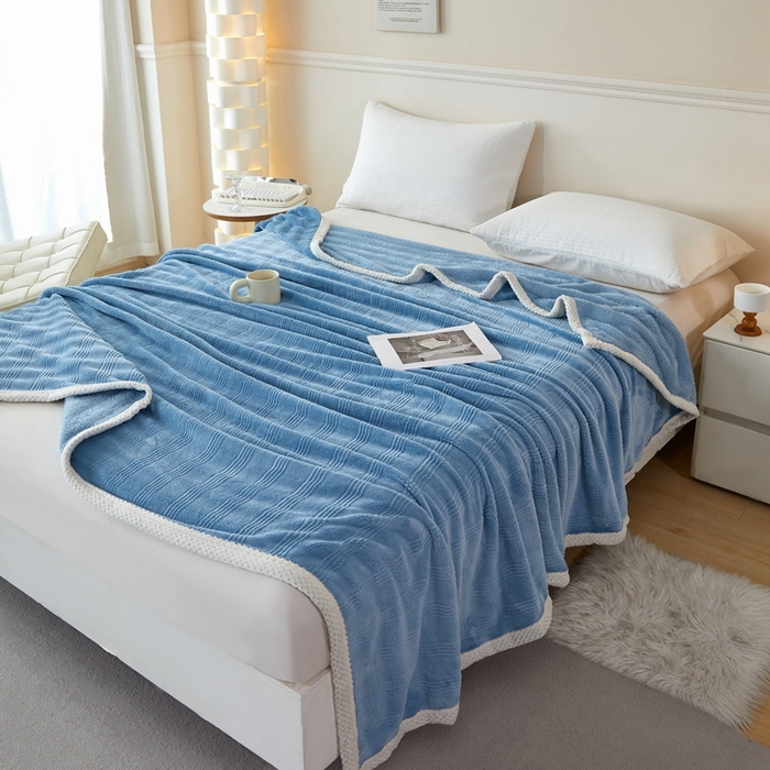 91家纺网 家纺一手货源 找家纺 可思家纺 2024新款纯色仿兔绒泡泡绒毛毯家用四级毯午睡毯 条纹人生海洋蓝