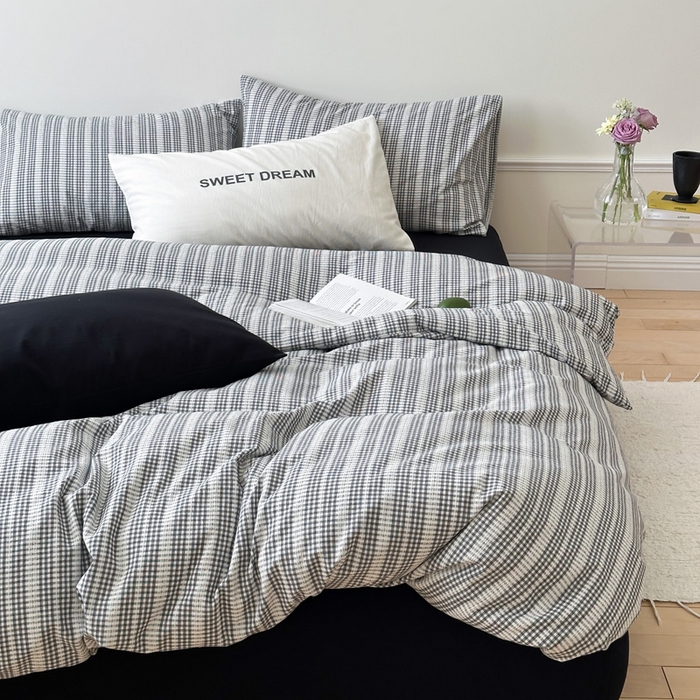 91家纺网 家纺一手货源 找家纺 艾沁家纺 2024新款40S全棉色织水洗提花条纹四件套 花漾-黑（配1只提花枕+1只字母枕）