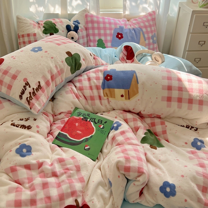 91家纺网 家纺一手货源 找家纺 桃喜 2024新秋冬新品卡通混搭牛奶绒系列四件套 粉格小屋
