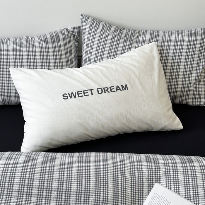 91家纺网 家纺一手货源 找家纺 艾沁家纺 2024新款40S全棉色织水洗提花条纹四件套 花漾-黑（配1只黑枕+1只字母枕）