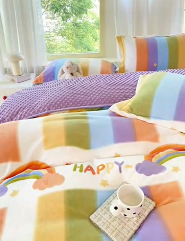 91家纺网 家纺一手货源 找家纺 赫梵茜 2024新款高克重安抚豆豆被套牛奶绒夹棉床盖四件套 彩虹