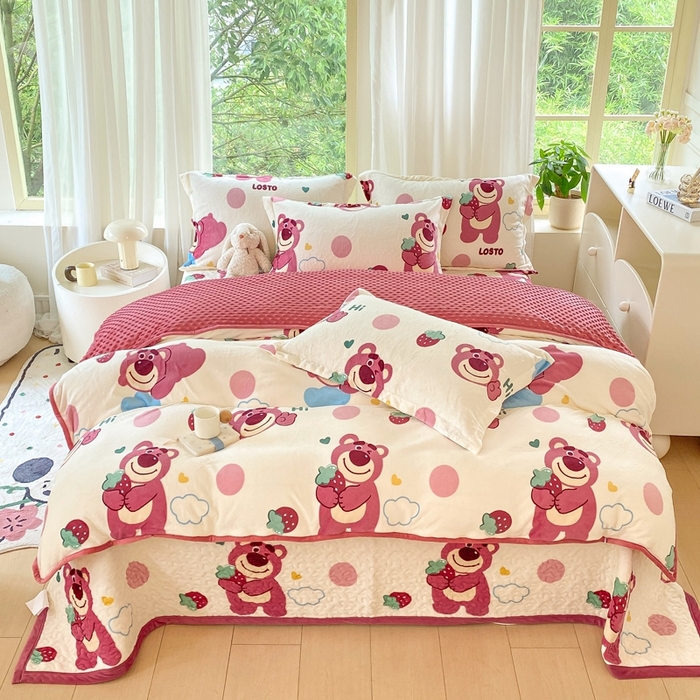 91家纺网 家纺一手货源 找家纺 赫梵茜 2024新款高克重安抚豆豆被套牛奶绒夹棉床盖四件套 甜心熊