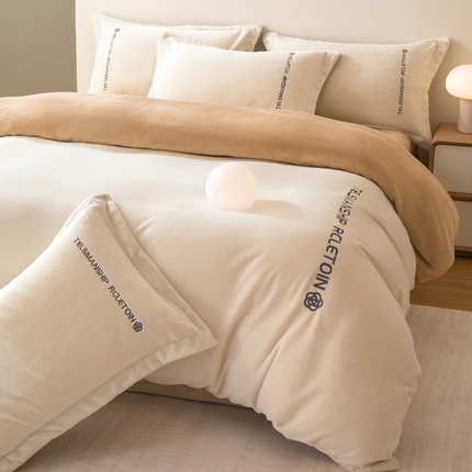 91家纺网 家纺一手货源 找家纺 花愿（原花纪） 2025新款牛奶绒撞色刺绣四件套—泽西 奶昔白+香槟