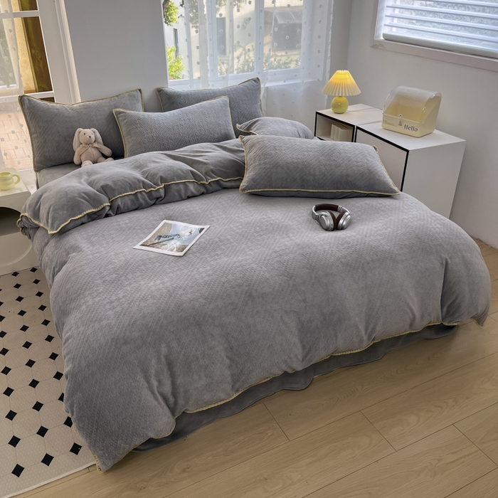 91家纺网 家纺一手货源 找家纺 晚依家纺 2024新款230g纯色立体雕花牛奶绒四件套贝壳边加厚保暖定制定做 语格-石英灰