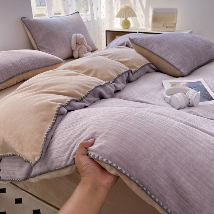 91家纺网 家纺一手货源 找家纺 晚依家纺 2024新款230g纯色立体雕花牛奶绒四件套贝壳边加厚保暖定制定做 香榭格调-紫