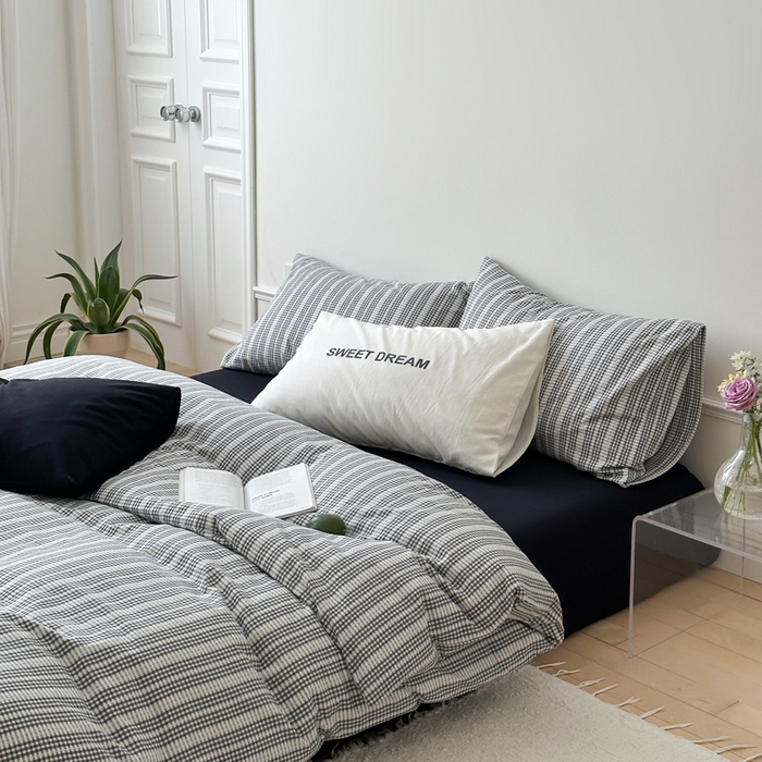 91家纺网 家纺一手货源 找家纺 艾沁家纺 2024新款40S全棉色织水洗提花条纹四件套 花漾-黑（配1只黑枕+1只提花枕）