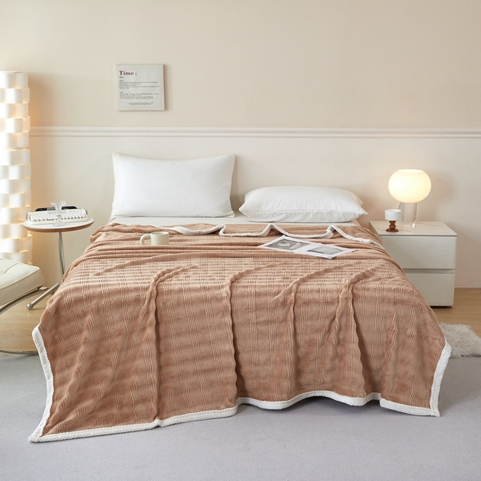 91家纺网 家纺一手货源 找家纺 可思家纺 2024新款纯色仿兔绒泡泡绒毛毯家用四级毯午睡毯 条纹人生奶咖色