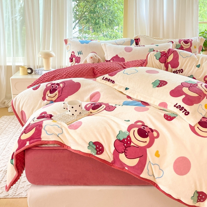 91家纺网 家纺一手货源 找家纺 赫梵茜 2024新款高克重安抚豆豆被套加厚牛奶绒床盖加厚牛奶绒夹棉床笠四件套 甜心熊