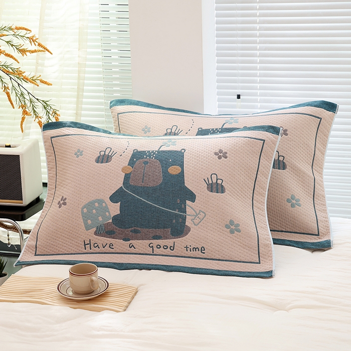 91家纺网 家纺一手货源 找家纺 朴尔家纺-毛巾被 2024年新款卡通定位纯棉四层纱布枕巾 包包熊崽-蓝