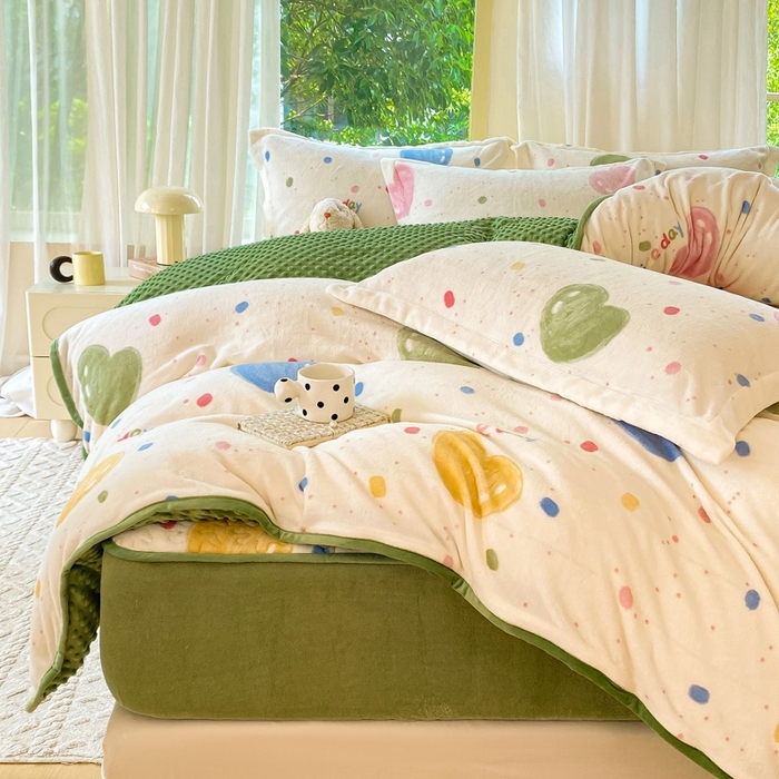 91家纺网 家纺一手货源 找家纺 赫梵茜 2024新款高克重安抚豆豆被套加厚牛奶绒床盖加厚牛奶绒夹棉床笠四件套 七彩爱心