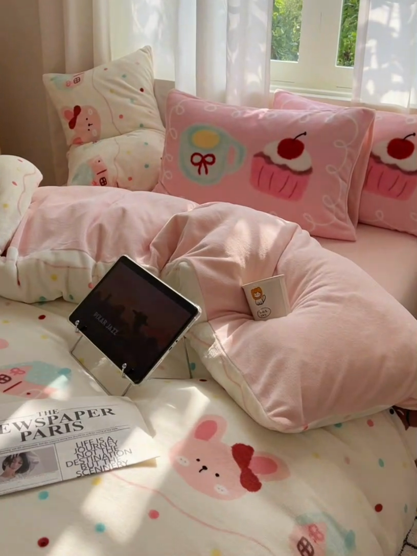 91家纺网 家纺一手货源 找家纺 桃喜 2024新秋冬新品卡通混搭牛奶绒系列四件套 波点动物园（牛奶绒）