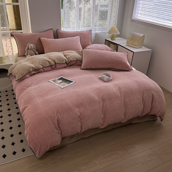 91家纺网 家纺一手货源 找家纺 晚依家纺 2024新款230g纯色立体雕花牛奶绒四件套贝壳边加厚保暖定制定做 香榭格调-糖果粉