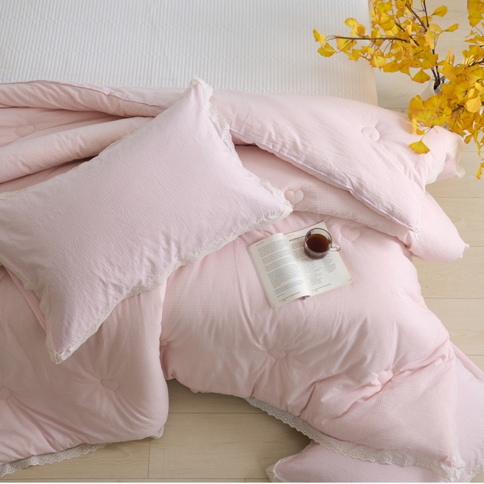 91家纺网 家纺一手货源 找家纺 久典家居 2024新款A类全棉色织水洗棉花边款大豆被 糖果粉