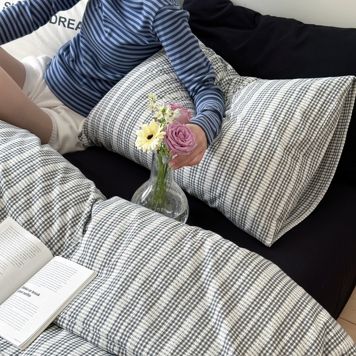 91家纺网 家纺一手货源 找家纺 艾沁家纺 2024新款40S全棉色织水洗提花条纹四件套 花漾-黑（配一对提花枕）