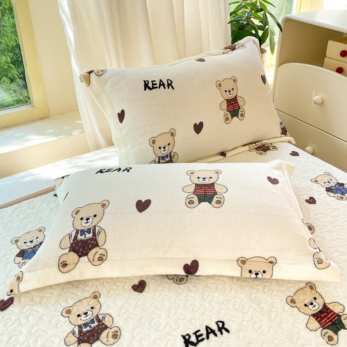 91家纺网 家纺一手货源 找家纺 赫梵茜 2024新款高克重安抚豆豆被套牛奶绒夹棉床笠四件套 布偶熊