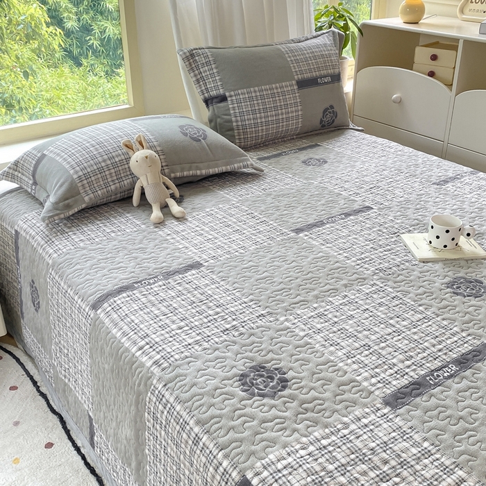 91家纺网 家纺一手货源 找家纺 赫梵茜 2024新款高克重安抚豆豆被套牛奶绒夹棉床盖四件套 山茶花