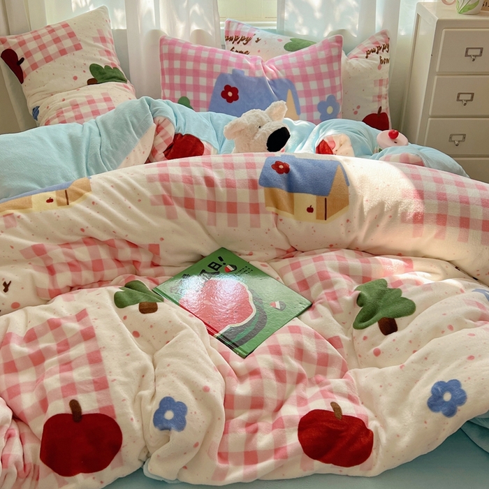 91家纺网 家纺一手货源 找家纺 桃喜 2024新秋冬新品卡通混搭牛奶绒系列四件套 粉格小屋