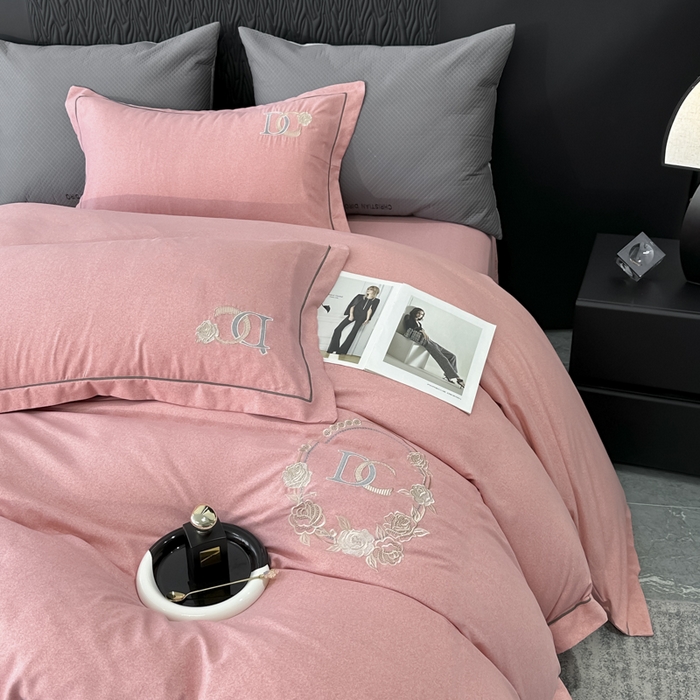 91家纺网 家纺一手货源 找家纺 宜家坊 2024新款加厚肌理纹碳素磨毛刺绣四件套-邂逅系列 邂逅-浪漫粉