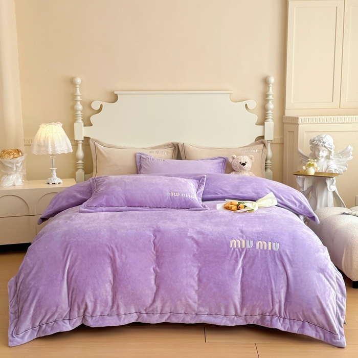 91家纺网 家纺一手货源 找家纺 宜家坊 2024新款高克重9斤婴儿绒轻奢刺绣织带四件套 葡萄紫