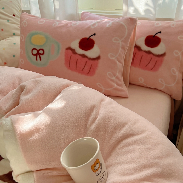 91家纺网 家纺一手货源 找家纺 桃喜 2024新秋冬新品卡通混搭牛奶绒系列四件套 波点动物园（牛奶绒）