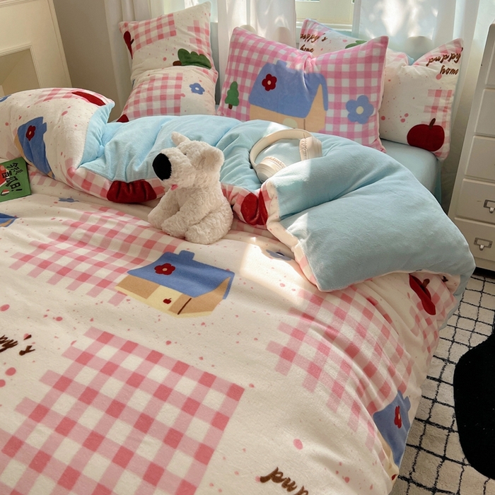 91家纺网 家纺一手货源 找家纺 桃喜 2024新秋冬新品卡通混搭牛奶绒系列四件套 粉格小屋