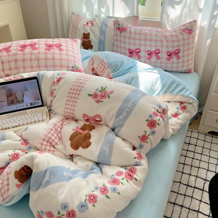 91家纺网 家纺一手货源 找家纺 桃喜 2024新秋冬新品卡通混搭牛奶绒系列四件套 花园小熊
