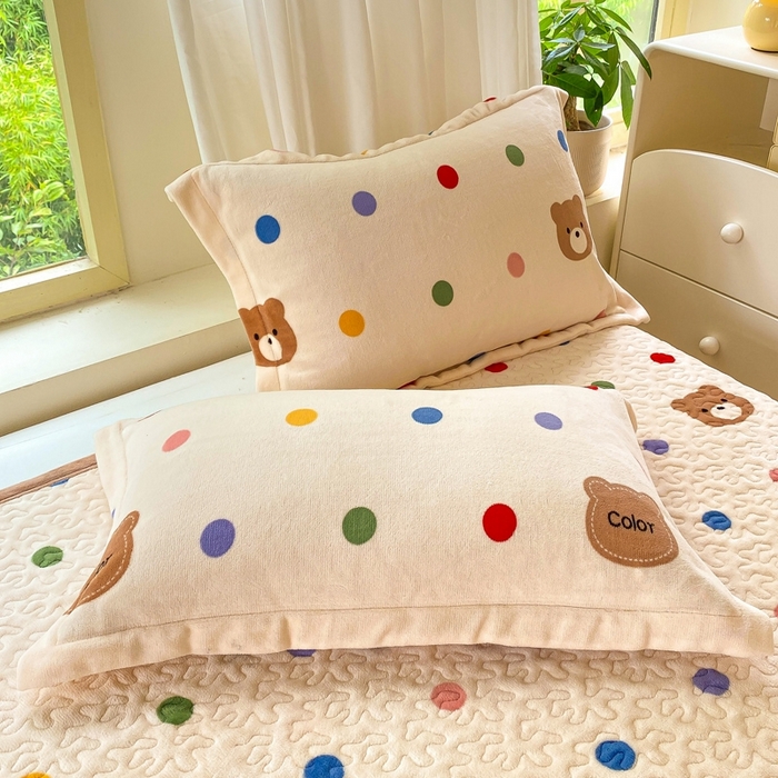 91家纺网 家纺一手货源 找家纺 赫梵茜 2024新款高克重安抚豆豆被套牛奶绒夹棉床盖四件套 波点小熊