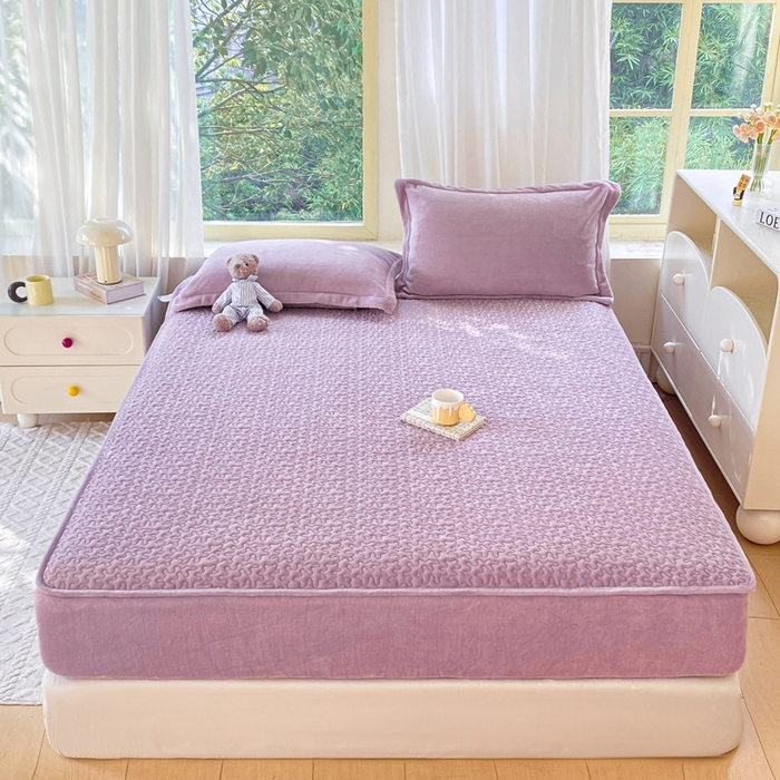 91家纺网 家纺一手货源 找家纺 赫梵茜 2024新款高克重安抚豆豆被套牛奶绒夹棉床笠四件套 新款淡紫