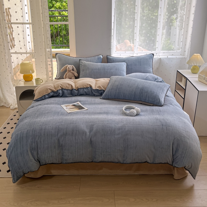 91家纺网 家纺一手货源 找家纺 晚依家纺 2024新款230g纯色立体雕花牛奶绒四件套贝壳边加厚保暖定制定做 香榭格调-雨水蓝