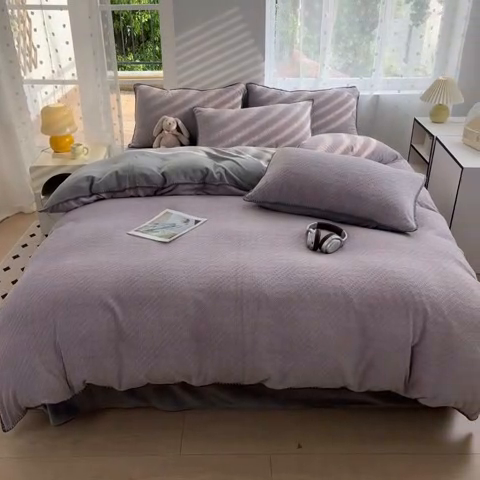 91家纺网 家纺一手货源 找家纺 晚依家纺 2024新款230g纯色立体雕花牛奶绒四件套贝壳边加厚保暖定制定做 语格-灰紫