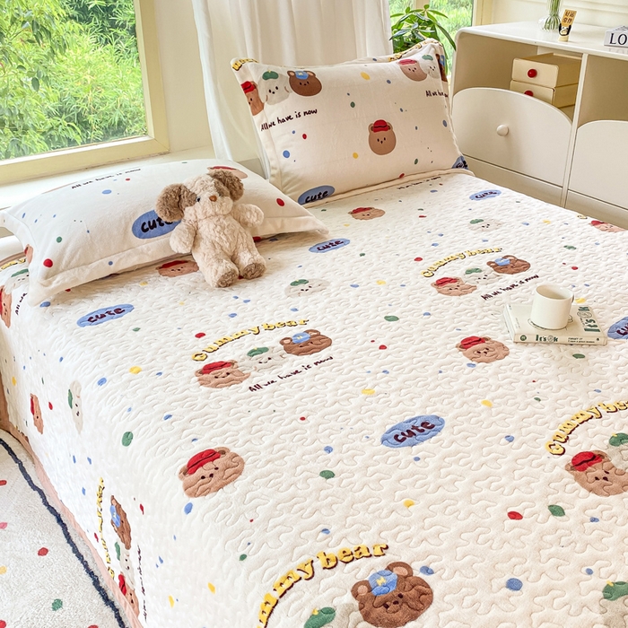 91家纺网 家纺一手货源 找家纺 赫梵茜 2024新款高克重牛奶绒夹棉单床盖 复古小熊