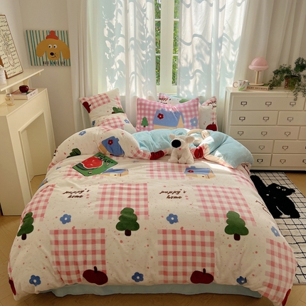 91家纺网 家纺一手货源 找家纺 桃喜 2024新秋冬新品卡通混搭牛奶绒系列四件套 粉格小屋