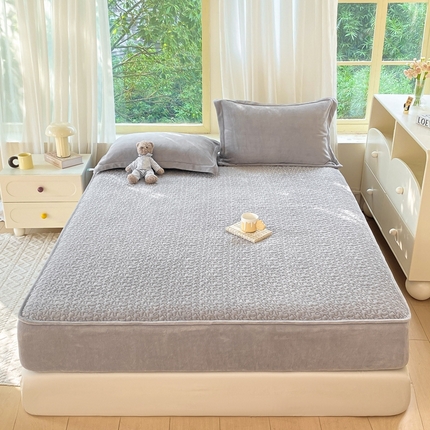 91家纺网 家纺一手货源 找家纺 赫梵茜 2024新款高克重安抚豆豆被套牛奶绒夹棉床笠四件套 新款灰色