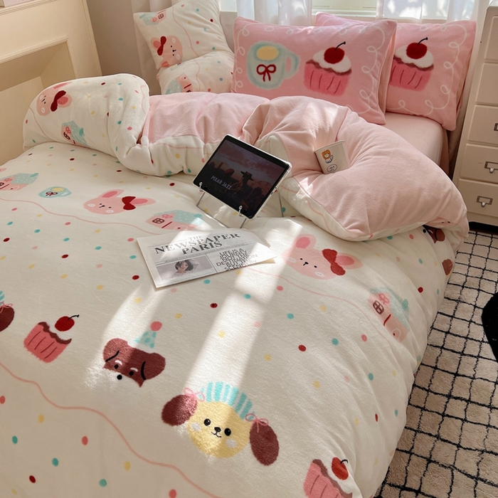 91家纺网 家纺一手货源 找家纺 桃喜 2024新秋冬新品卡通混搭牛奶绒系列四件套 波点动物园（牛奶绒）