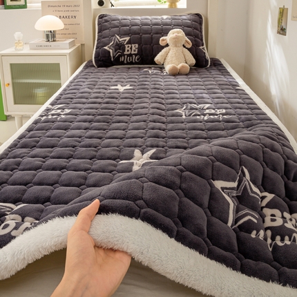 91家纺网 家纺一手货源 找家纺 家喜爱 2024新款学生牛奶绒直角床褥 英伦风-深灰