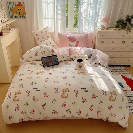 91家纺网 家纺一手货源 找家纺 桃喜 2024新秋冬新品卡通混搭牛奶绒系列四件套 碎花狗狗（牛奶绒）