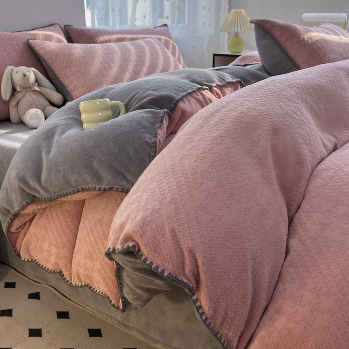 91家纺网 家纺一手货源 找家纺 晚依家纺 2024新款230g纯色立体雕花牛奶绒四件套贝壳边加厚保暖定制定做 语格-珊瑚粉