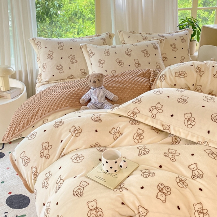 91家纺网 家纺一手货源 找家纺 赫梵茜 2024新款高克重安抚豆豆被套加厚牛奶绒床盖加厚牛奶绒夹棉床笠四件套 小熊院长