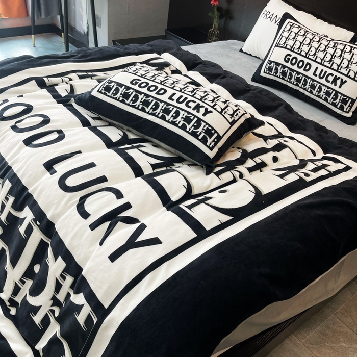 91家纺网 家纺一手货源 找家纺 2024新款大版数码印花四件套高克重双面加厚牛奶绒四件套 黑白迪